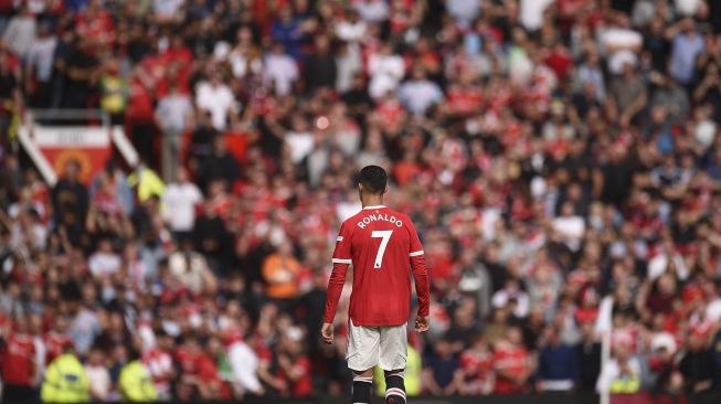 Striker Manchester United Cristiano Ronaldo bersiap untuk kick off dalam pertandingan sepak bola Liga Premier Inggris antara Manchester United dan Newcastle di Old Trafford, Manchester, Inggris, Sabtu (11/9/2021). [Oli SCARFF / AFP]