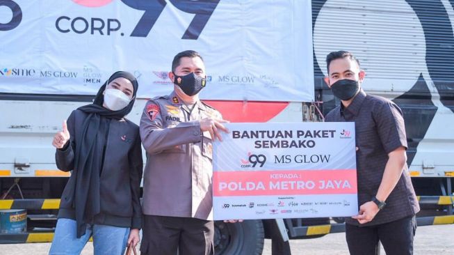 Gilang Widya Pramana menyerahkan bantuan 5 ribu paket sembako yang kemudian disalurkan oleh Polda Metro Jaya. [Instagram]