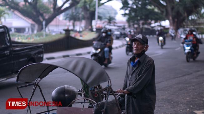 Pernah Jadi Guru Pak Tarno, Pesulap Senior di Malang Ini Banting Setir Jadi Penarik Bentor