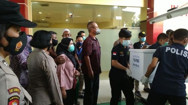 Keluarga korban kebakaran Lapas Kelas I Tangerang atas nama Pujiyono alias Destro bin Mundori di RS Polri histeris saat proses pemindahan pada Minggu (12/9/2021). [Suara.com/M Yasir]