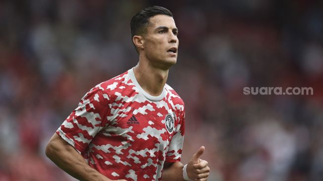 Striker Manchester United Cristiano Ronaldo melakukan pemanasan menjelang pertandingan sepak bola Liga Premier Inggris antara Manchester United dan Newcastle di Old Trafford, Manchester, Inggris, Sabtu (11/9/2021). [Oli SCARFF / AFP]