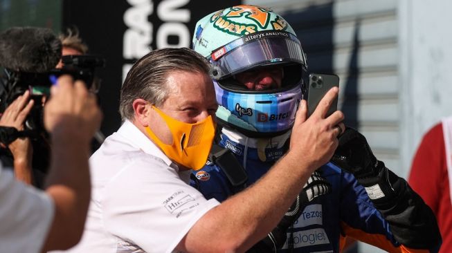 Pebalap McLaren asal Australia, Daniel Ricciardo (kanan) menjuarai F1 GP Italia di Sirkuit Monza, Minggu (12/9/2021) malam WIB. [LARS BARON / POOL / AFP]