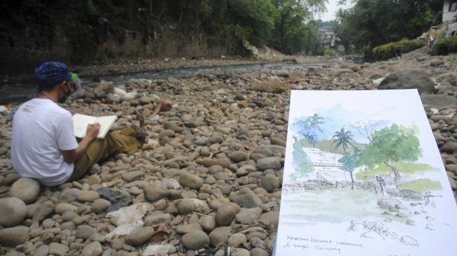 Peserta menggambar sketsa di bantaran sungai Ciliwung, Tanah Sareal, Kota Bogor, Jawa Barat, Minggu (12/9/2021). [ANTARA FOTO/Arif Firmansyah]