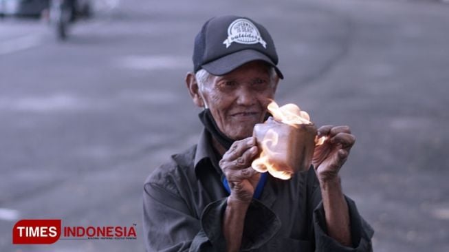 Pesulap yang ahli profesi menjadi penarik bentor, Ismu saat menunjukan aksi trik sulapnya di sekitaran wilayah Balai Kota Malang. [Foto: Rofiul Ahsan/TIMES Indonesia]