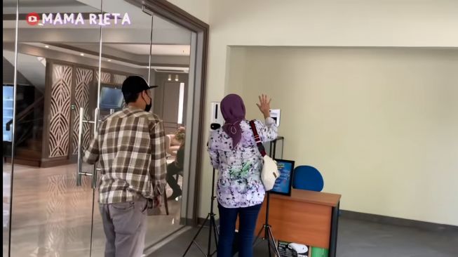 Potret klinik kecantikan Nagita Slavina. (YouTube/Mama Rieta)