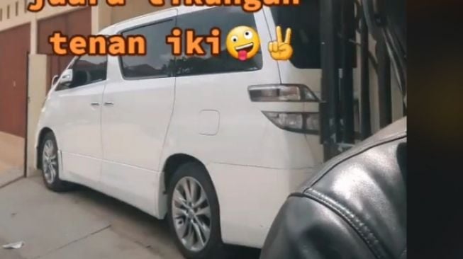 Cara Parkir Mobil Mewah di Pinggir Jalan Bikin Salut, Tetangga Enggak Mungkin Ngomel Nih