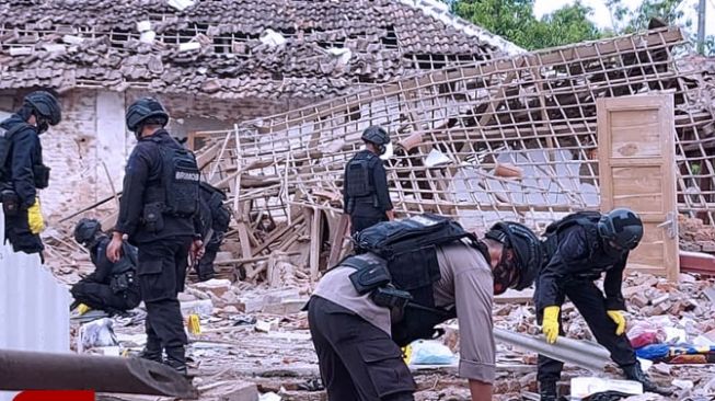Tim Jihandak Polda Jatim Sisir Lokasi Ledakan Bondet yang Tewaskan 2 Warga Pasuruan