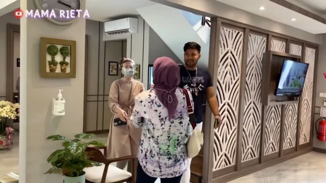 Potret klinik kecantikan Nagita Slavina. (YouTube/Mama Rieta)