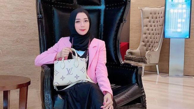 Jual Berlian, Selebgram Fitry Kurniaty Bersyukur Jadi Langganan Artis