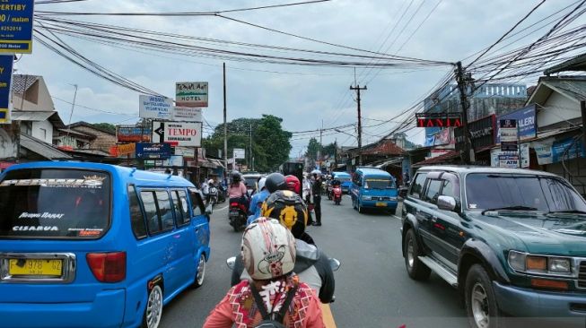 Ribuan Orang Rela Macet Saat Wabah Demi Liburan di Puncak