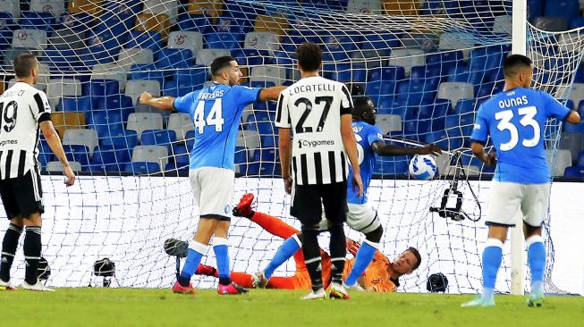 Bek Napoli Kalidou Koulibaly (kedua kanan) mencetak gol kedua untuk timnya selama pertandingan sepak bola Serie A antara Napoli dan Juventus di Stadion Maradona, Naples, Italia, pada (11/9/2021). [Carlo Hermann / AFP]