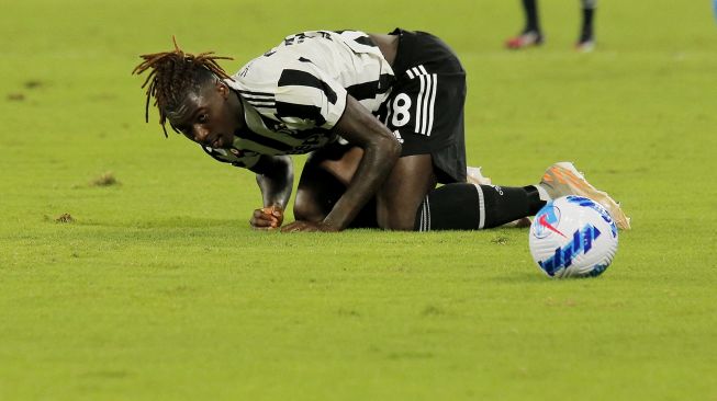 Pemain depan Juventus Moise Kean terjatuh selama pertandingan sepak bola Serie A antara Napoli dan Juventus di Stadion Maradona, Naples, Italia, pada (11/9/2021). [Carlo Hermann / AFP]