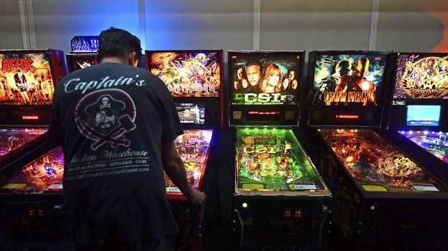 Mesin pinball dinyalakan menjelang lelang di Museum of Pinball di Banning, California, pada (10/9/2021). [Frederic J. BROWN / AFP]