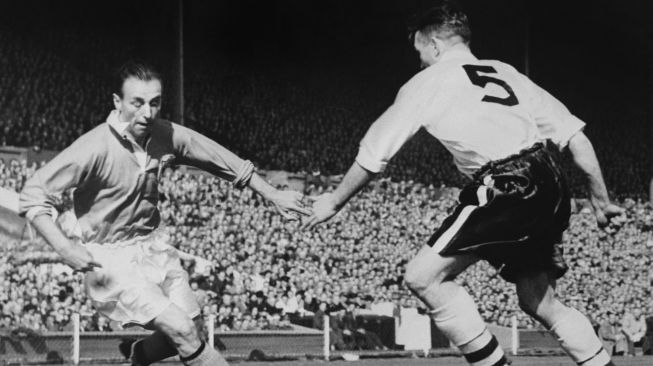 Penyerang Blackpool Stanley Matthews (kiri) menggiring bola melewati gelandang Bolton Barass saat final Piala Inggris 3 Mei 1953 di stadion Wembley di London. Blackpool menang 4-3. AFP / INTERCONTINENTALE