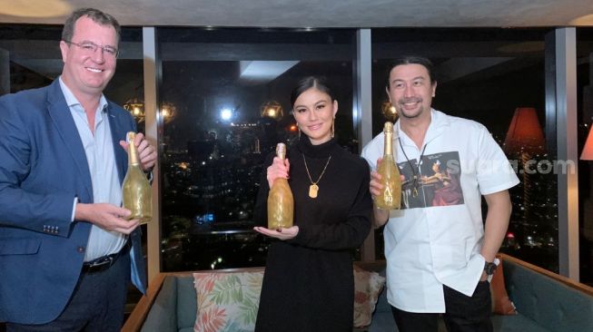 Agnez Mo memperkenalkan produk wine miliknya, Love Potion by A MO. [Evi Ariska/Suara.com]