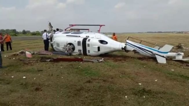 Helikopter terguling di Bandara Budiarto Tangerang. (ist)