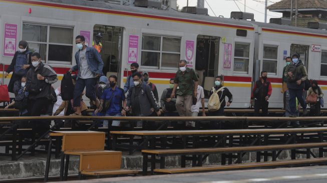 Sejumlah penumpang turun dari Kereta Rel Listrik (KRL) Commuter yang berhenti di Stasiun Manggarai, Jakarta, Senin (13/9/2021). [Suara.com/Angga Budhiyanto]