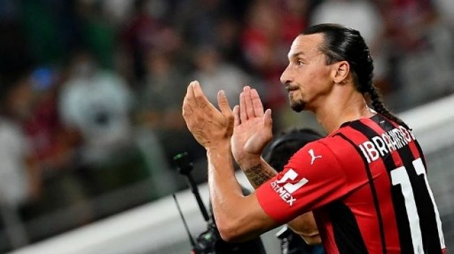 Pemain AC Milan Zlatan Ibrahimovic masuk sebagai pemain pengganti dalam laga Serie A kontra Lazio di San Siro, Minggu (12/9/2021). [AFP]