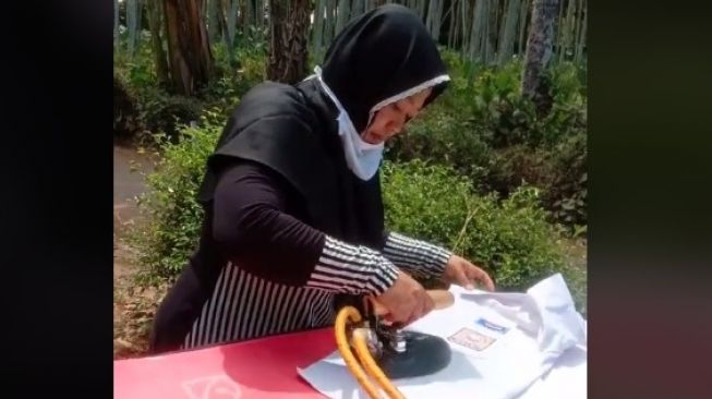 Kisah Nur Khabibah, Viral Ibu di Malang Tawarkan Jasa Setrika Keliling