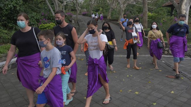 Wisatawan berkeliling menikmati suasana saat hari pertama uji coba pembukaan Daya Tarik Wisata (DTW) Uluwatu, Badung, Bali, Senin (13/9/2021). [ANTARA FOTO/Nyoman Hendra Wibowo]