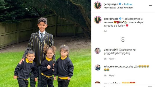 Anak-anak Cristiano Ronaldo berpose dengan seragam sekolah. [Tangkapan layar Instagram @georginagio]