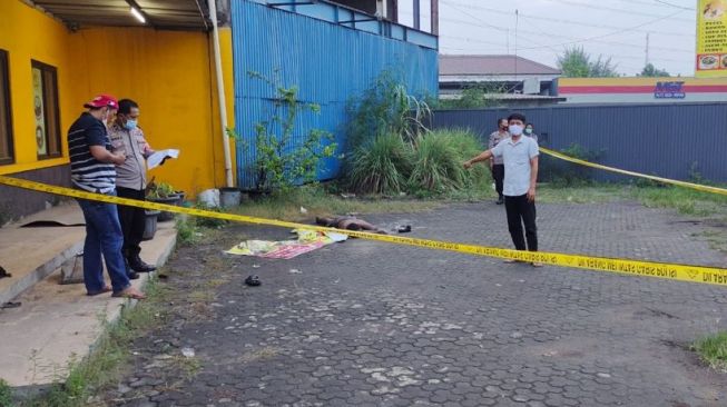 Geger Pria Tanpa Identitas Tewas Tergeletak di Depan Rumah Makan di Grogol Cilegon