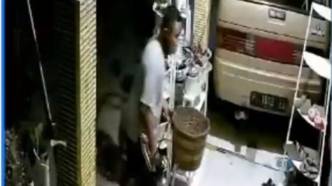 Viral Pencuri Sandal di Situbondo Terekam CCTV, Warganet: Meresahkan