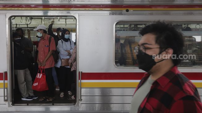 Sejumlah penumpang berada di dalam rangkaian Kereta Rel Listrik (KRL) Commuter yang berhenti di Stasiun Manggarai, Jakarta, Senin (13/9/2021). [Suara.com/Angga Budhiyanto]