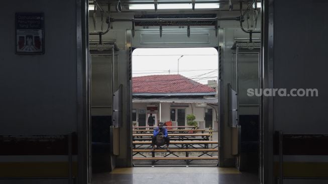 Calon penumpang menunggu kedatangan Kereta Rel Listrik (KRL) Commuter di Stasiun Manggarai, Jakarta, Senin (13/9/2021). [Suara.com/Angga Budhiyanto]