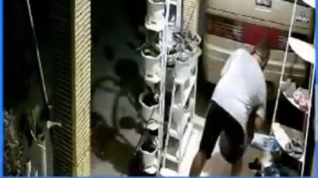 Viral Pria Pencuri Sandal di Situbondo Terekam CCTV, Warganet: Meresahkan. [tangkapan layar Instagram]