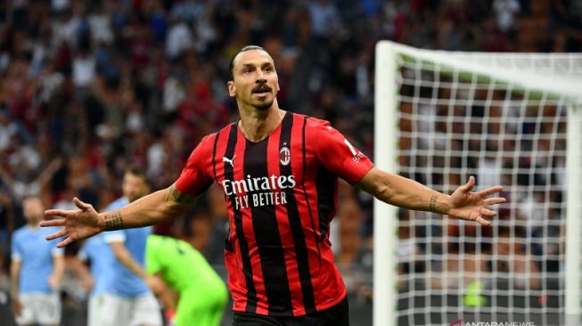 Zlatan Ibrahimovic célèbre le but gagnant de l'AC Milan lors du match de la Ligue italienne contre la Lazio au stade San Siro de Milan le 12 septembre 2021. ANTARA/AFP/ISABELLA BONOTTO.