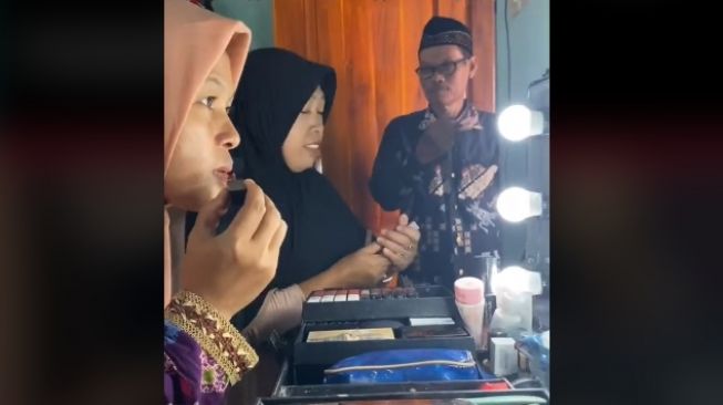 Viral Kelakuan Ibu-ibu di Kondangan Ini Bikin MUA Kesal