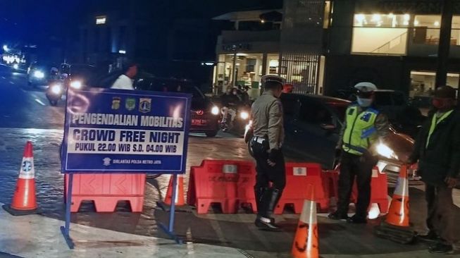 Petugas Dirlantas Polda Metro Jaya berjaga di pos crowd free night di Jalan Kemang Raya, Jakarta Selatan, Jumat (10/9/2021). [Instagram@tmcpoldametro]
