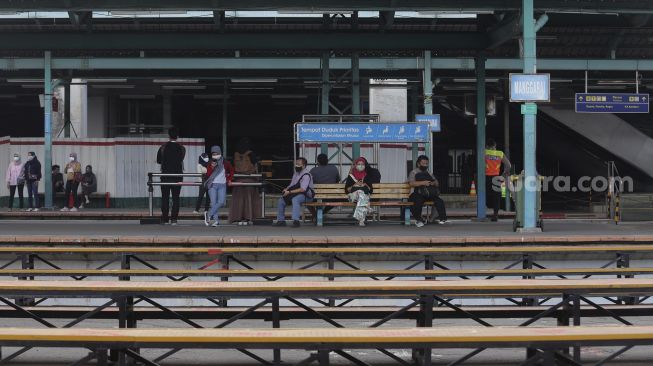 Calon penumpang menunggu kedatangan Kereta Rel Listrik (KRL) Commuter di Stasiun Manggarai, Jakarta, Senin (13/9/2021). [Suara.com/Angga Budhiyanto]