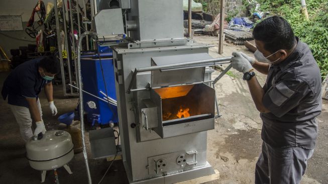 Tim teknisi mengoperasikan prototype mesin pengolah sampah di Fakultas Pendidikan Teknologi dan Kejuruan - Universitas Pendidikan Indonesia, Bandung, Jawa Barat, Senin (13/9/2021). [ANTARA FOTO/Novrian Arbi]