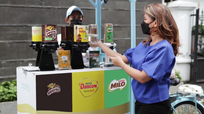 Tekan Produksi Sampah, Nestle Tawarkan Program Isi Ulang Pakai Sepeda Siklus