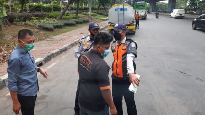 Tangkapan layar petugas Dishub yang menjadi pelaku pemalakan rombongan peserta vaksinasi di Jakarta. (dok pribadi Azaz Tigor Nainggolan)