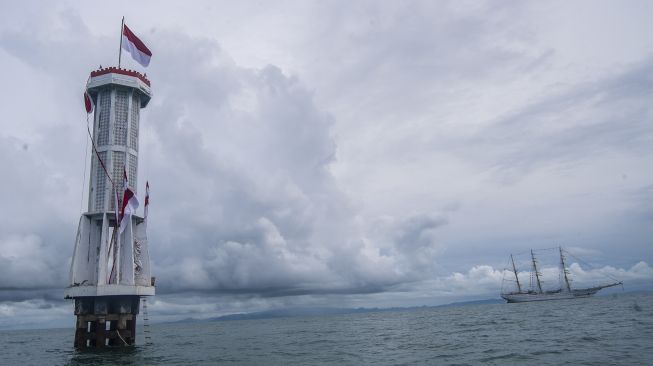 KRI Bima Suci bersama berlayar di Perairan Ambang Batas Laut (Ambalat), Nunukan, Kalimantan Utara, Senin (13/9/2021). [ANTARA FOTO/Muhammad Adimaja]