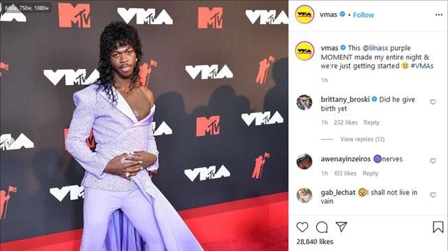 Gaya nyentrik rapper Lil Nas X di red carpet MTV VMAs 2021. (Instagram/@vmas)