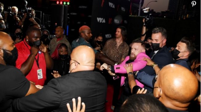 Conor McGregor terlibat perkelahian dengan Machine Gun Kelly di VMA 2021 [People]