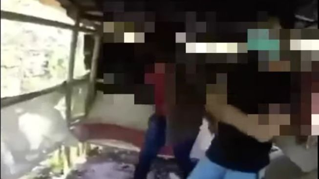 Beredar video yang memperlihatkan dua sejoli terciduk berbuat mesum di sebuah gubug oleh sejumlah pemuda viral di media sosial. [Instagram @memomedsos]