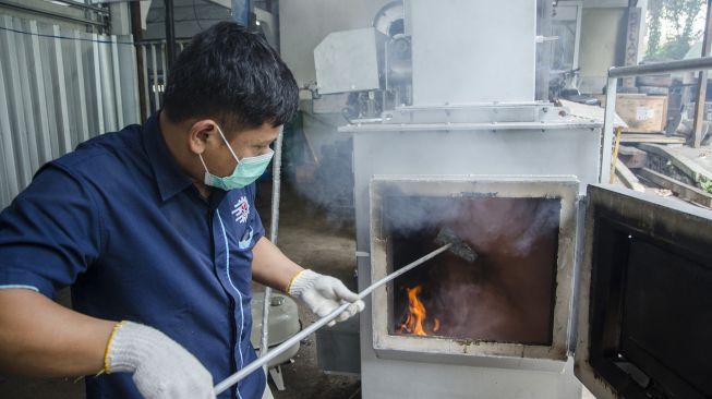 Tim teknisi mengoperasikan prototype mesin pengolah sampah di Fakultas Pendidikan Teknologi dan Kejuruan - Universitas Pendidikan Indonesia, Bandung, Jawa Barat, Senin (13/9/2021). [ANTARA FOTO/Novrian Arbi]