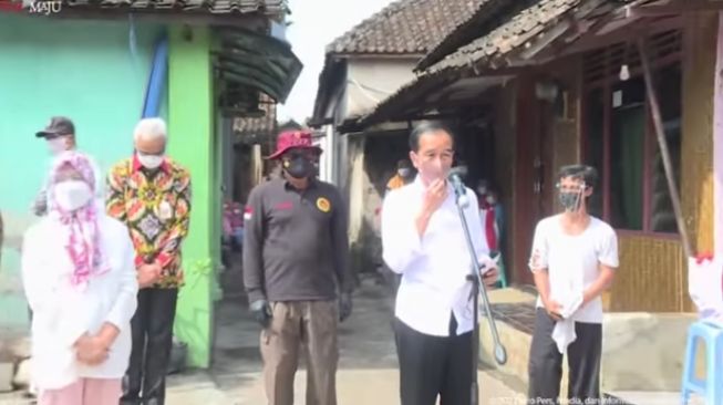 Momen Langka, Presiden Joko Widodo Bertemu Kembarannya Saat Tinjau Vaksinasi di Klaten