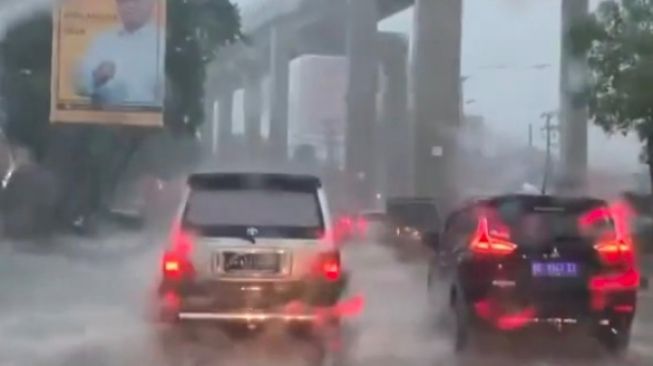 Palembang Dilanda Banjir, BMKG: Sumsel Tipis-Tipis Masuk Musim Hujan
