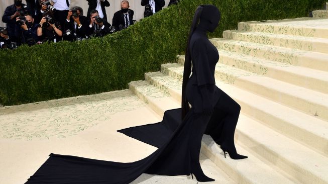 Kim Kardashian saat mengahadiri gelaran Met Gala 2021 di Metropolita Museum of Art, New York, Amerika, Senin (13/9). EDUARDO MUNOZ ALVAREZ / AFP
