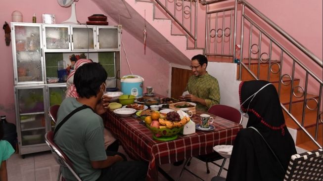 Menteri Nadiem Makarim menginap di rumah guru di Sleman, Yogyakarta. (foto: dok. Kemendikbud)