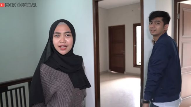 Potret rumah baru Teuku Ryan. (YouTube/Ricis Official)