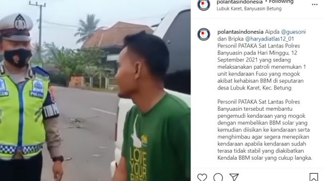 Polisi rela membelikan 1 galon berisi solar untuk diberikan kepada sopir truk (Instagram)