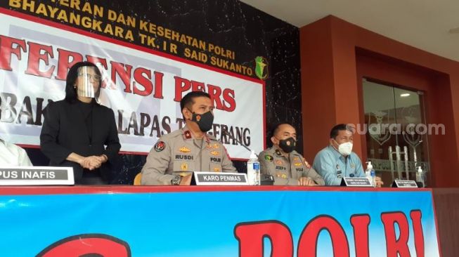 Karo Penmas Divisi Humas Polri Brigjen Rusdi Hartono dalam konferensi pers di RS Polri Kramat Jati, Jakarta Timur, terkait tujuh jenazah korban kebakaran Lapas Tangerang yang berhasil teridentifikasi hari ini, Selasa (14/9/2021). [Suara.com/Yaumal Asri Adi Hutasuhut]