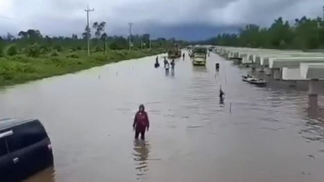 Palangka Raya Banjir Besar, Jalan Trans Kalimantan Lumpuh